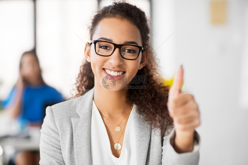 商业,成功人的快乐的微笑非裔美国妇女戴着眼镜,办公室竖大拇指微笑的非洲女人办公室竖大拇指微笑的非洲女人图片
