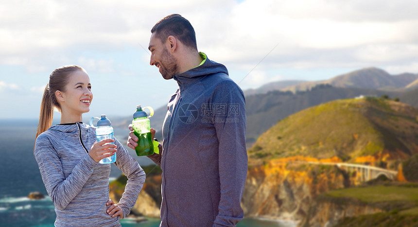 健身,运动人的微笑夫妇与瓶子的水比克斯比溪大桥上的大海岸加州背景几个运动员带着水大海岸上空几个运动员带着水图片