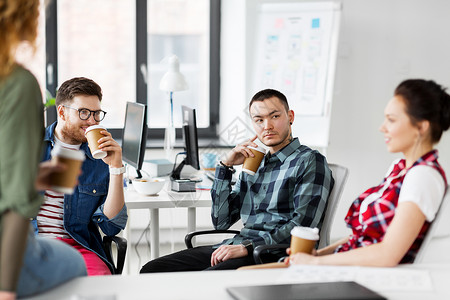 商业人的快乐的创意队办公室喝咖啡创意队办公室喝咖啡创意队办公室喝咖啡图片