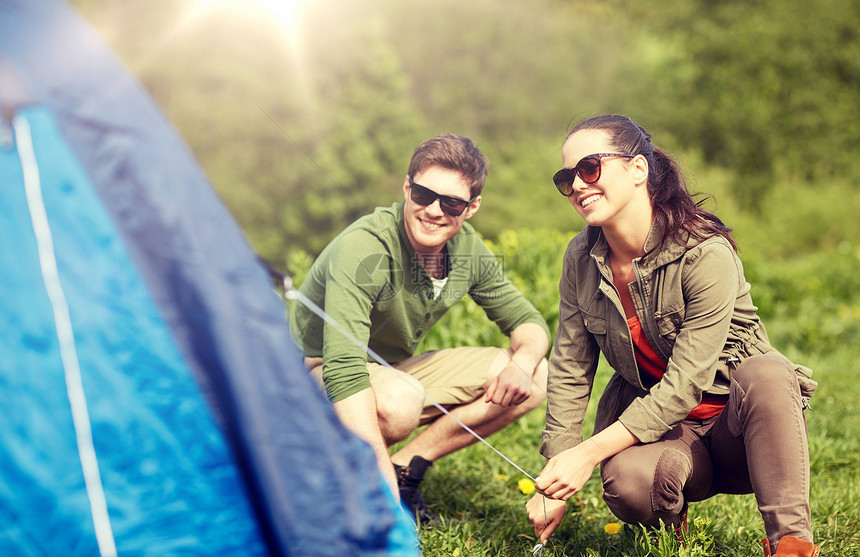 野营,旅游,徒步旅行人们的快乐的夫妇户外搭帐篷幸福的夫妇户外搭帐篷幸福的夫妇户外搭帐篷图片