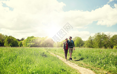 幸福的夫妇在乡间小路上面行走图片