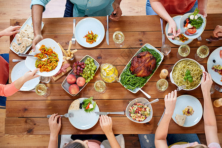 感恩节,饮食休闲群人餐桌上吃晚饭群人桌子上吃食物群人桌子上吃食物背景图片