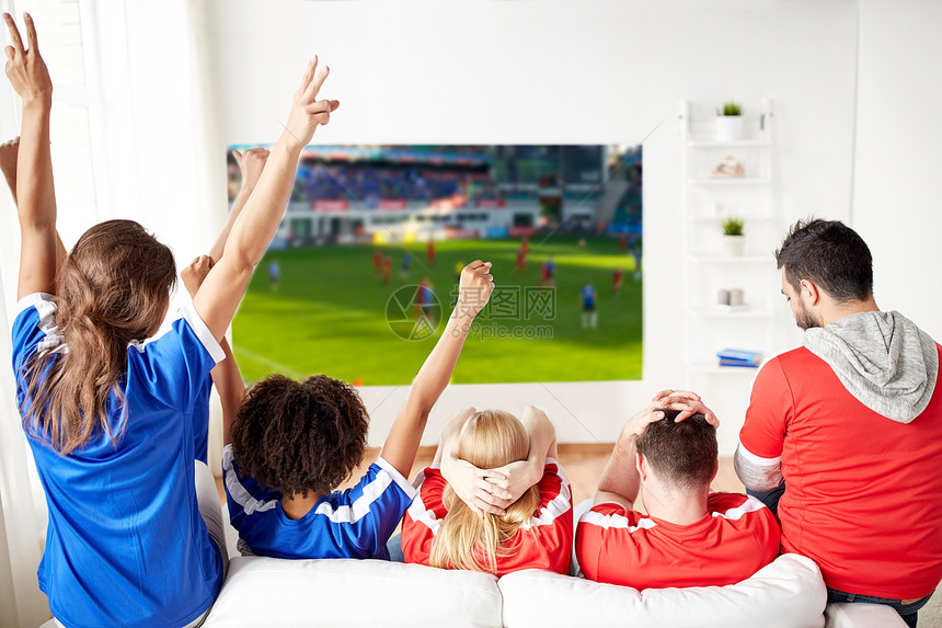 体育休闲娱乐活动快乐的朋友球迷家里的投影仪屏幕上观看足球并庆祝胜利快乐的朋友球迷看足球快乐的朋友球迷看足球图片