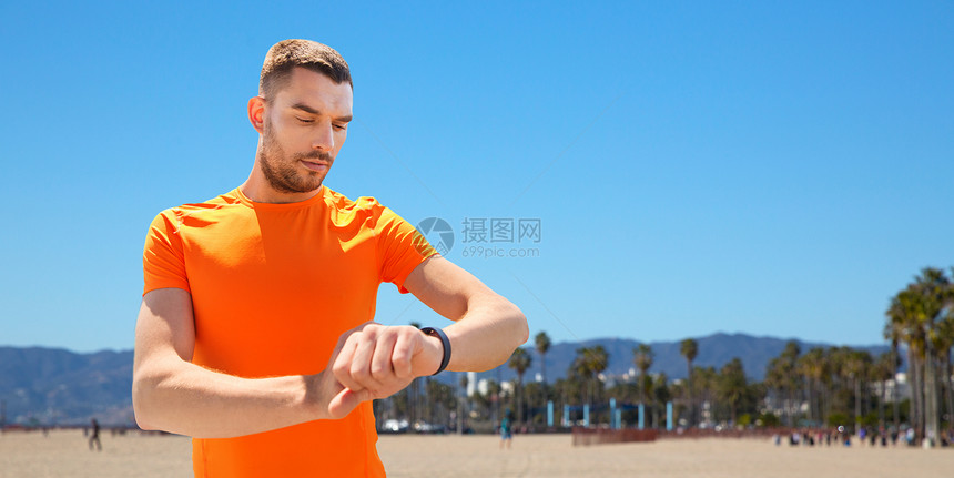 运动健康的生活方式男人与健身跟踪训练户外男子健身跟踪训练户外男子健身跟踪训练户外图片