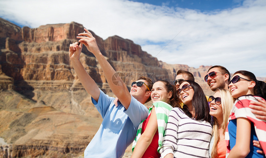 旅游旅游群快乐的朋友大峡谷公园背景下手机自拍群快乐的朋友用手机自拍群快乐的朋友用手机自拍图片