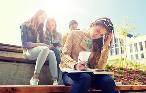 教育,高中,社会关系人的快乐的学生女孩与书中的同学学生女孩背景