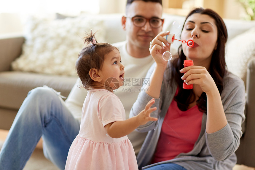 家庭,童人的快乐的母亲肥皂泡,家里小女儿玩家里肥皂泡家里肥皂泡图片