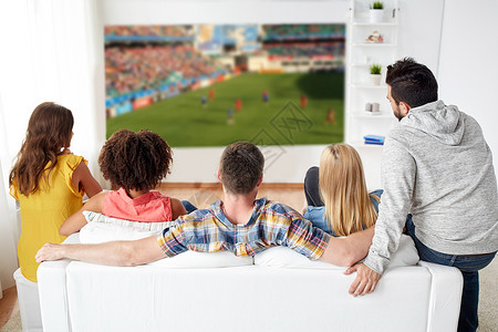 游戏电视体育休闲娱乐活动朋友球迷家里的投影仪屏幕上观看足球比赛朋友球迷家看足球朋友球迷家看足球背景