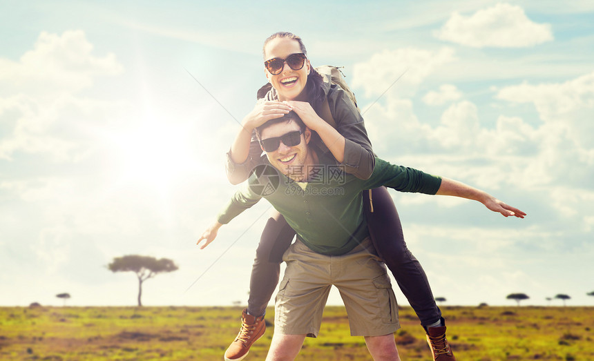 旅行,旅游人的幸福的夫妇与背包非洲热带草原的背景下玩得很开心微笑的夫妇背包非洲旅行微笑的夫妇背包非洲旅图片