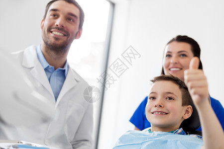 竖大拇指的男孩医学,牙科保健牙医快乐的儿童病人牙科诊所竖大拇指牙医快乐的儿童病人牙科诊所牙医快乐的儿童病人牙背景