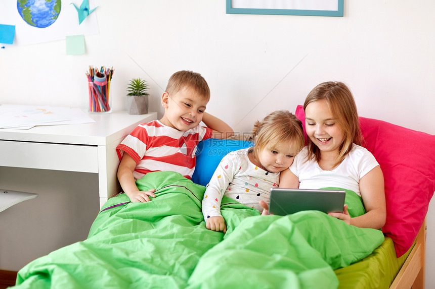 童,技术家庭小孩子家里床上平板电脑家里平板电脑的小孩子家里平板电脑的小孩子图片