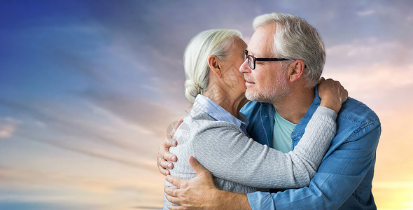 关系,老人的幸福的老夫妇拥抱夜空背景幸福的老夫妇拥抱夜空幸福的老夫妇拥抱夜空背景图片