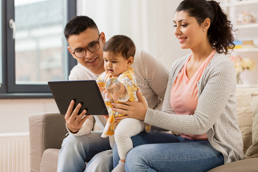 家庭,技术,父母人的快乐的母亲父亲家里向婴儿女儿展示平板电脑母亲父亲婴儿家用平板电脑母亲父亲婴儿图片