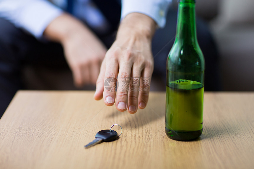 酗酒,醉酒驾驶人的啤酒瓶男司机手桌子上车钥匙醉酒司机桌子上车钥匙醉酒司机桌子上车钥匙图片