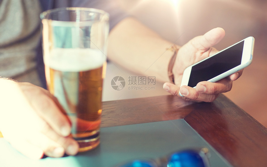 人,休闲技术近距离的人与智能手机喝啤酒阅读信息酒吧酒吧酒吧用智能手机啤酒接近男人酒吧用智能手机啤酒图片
