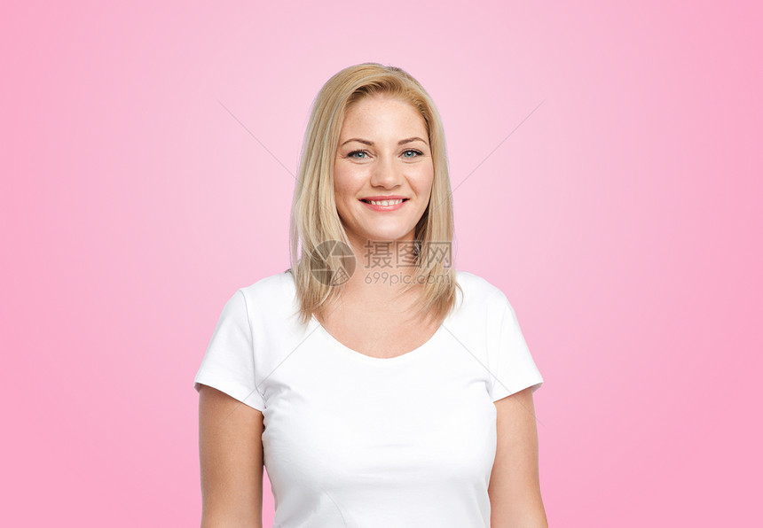 身体积极人的快乐的女人穿着T恤粉红色的穿着粉红色的T恤的快乐女人穿着粉红色的T恤的快乐女图片