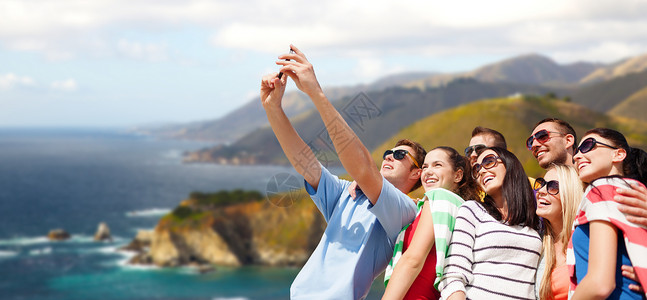 国人旅行旅游群快乐的朋友加州大海岸手机自拍群快乐的朋友用手机自拍群快乐的朋友用手机自拍背景