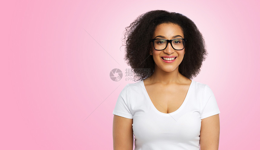 视觉,身体积极人的快乐的非裔美国妇女穿着白色T恤粉红色背景的眼镜非裔美国妇女戴眼镜T恤非裔美国妇女戴眼镜T图片
