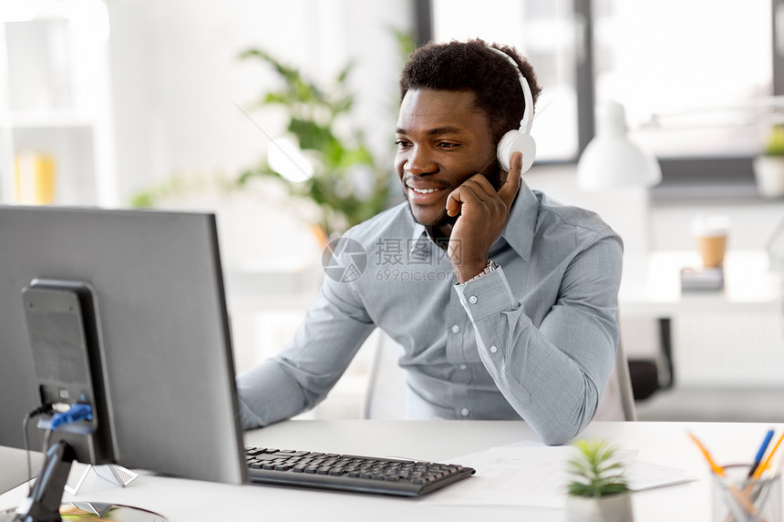 商业,技术人的快乐的非裔美国商人戴着耳机电脑办公室听音乐办公室戴耳机电脑的商人办公室戴耳机电脑的商人图片