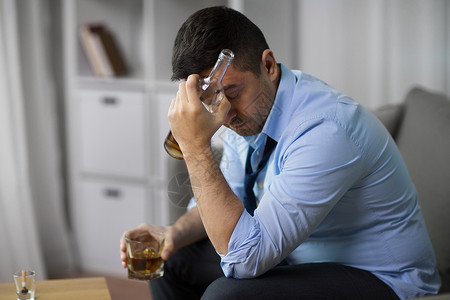 酒精中,酒精成瘾人的男酒精与瓶子璃饮用威士忌家酒鬼家里喝威士忌酒鬼家里喝威士忌图片