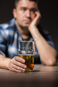 酒精成瘾人们的男酒精饮料啤酒璃晚上晚上用璃杯喝啤酒晚上用璃杯喝啤酒图片