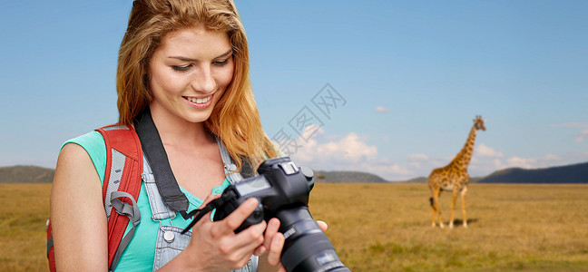 长颈鹿妇女徒步旅行摄影师高清图片