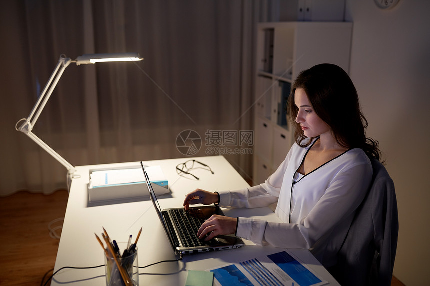 商业,人,截止日期技术女商人夜间办公室带笔记本电脑夜间办公室带笔记本电脑的女商人夜间办公室带笔记本电脑的女图片
