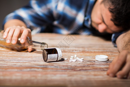 抗抑郁药自,抑郁过量的晚上躺桌子上的瓶酒精药丸的用酒精过量服药用酒精过量服药背景
