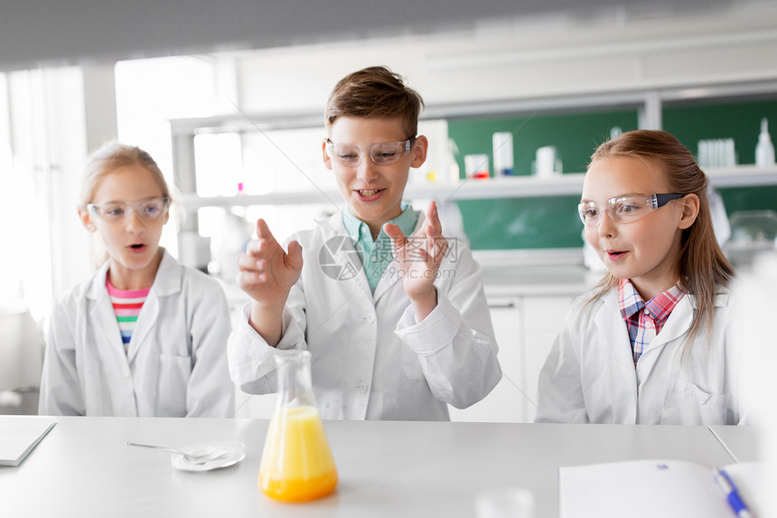 教育科学化学儿童学校实验室进行试管制作实验的儿童学生试管的孩子学校学化学试管的孩子学校学化学图片