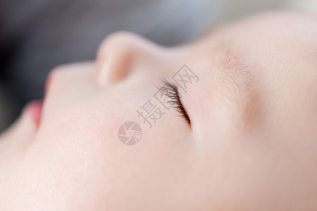 婴儿期,童人的近距离睡觉的亚洲娃娃脸靠近熟睡的亚洲男孩的脸靠近熟睡的亚洲男孩的脸背景