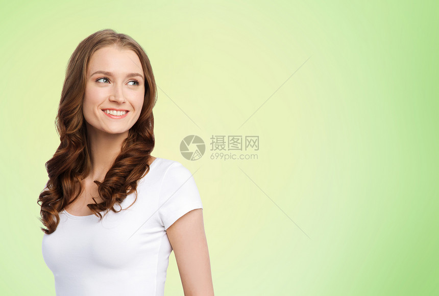 身体积极人的快乐的女人穿着白色T恤,石灰绿色的自然背景快乐的女人穿着白色T恤,石灰绿色快乐的女人穿着白色图片