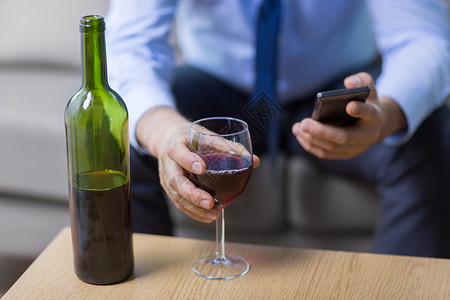 红酒红酒,瓶子智能手机家里用酒精智能手机接近男人用酒精智能手机接近男图片