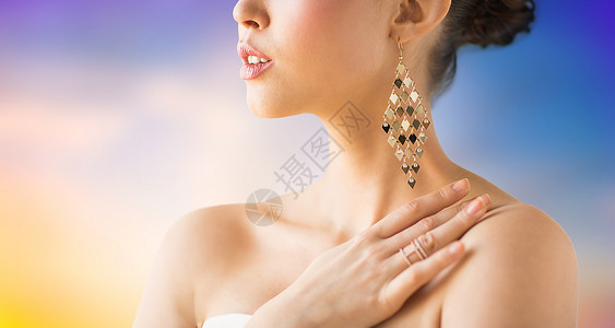 美丽,珠宝奢侈的美丽的女人与耳环粘贴背景带耳环的美女特写带耳环的美女特写背景