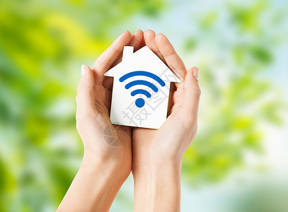 人,互联网连接,安全,警报技术手房子与无线电无线电波信号图标绿色自然背景手房子与无线电波信号图标手背景图片