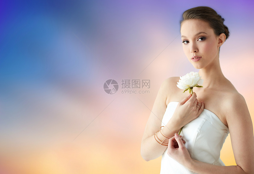 美丽,珠宝,人奢侈的美丽的亚洲妇女新娘穿着白色连衣裙与牡丹花,金戒指手镯背景美丽的亚洲女人带着鲜花珠宝美丽图片