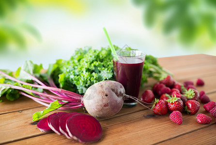 健康的饮食,食物,节食素食的杯甜菜根汁,水果蔬菜木制桌子上绿色的自然背景杯甜菜根汁,水果蔬菜杯甜菜根背景图片