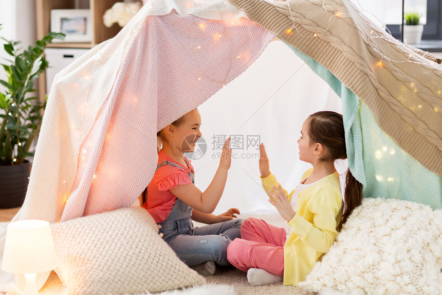 童,潮湿友谊的小女孩玩拍手游戏孩子帐篷帐篷家里女孩们孩子们的帐篷里玩拍手游戏女孩们孩子们的帐篷里玩拍图片