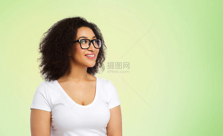 视觉,身体积极人的快乐的非裔美国妇女穿着白色T恤眼镜石灰绿色背景非裔美国妇女戴眼镜T恤非裔美国妇女戴眼镜图片