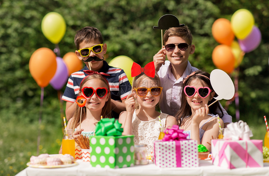 假期,童庆祝快乐的孩子与派道具夏季生日快乐的孩子夏天的生日用派道具快乐的孩子夏天的生日用派道具图片