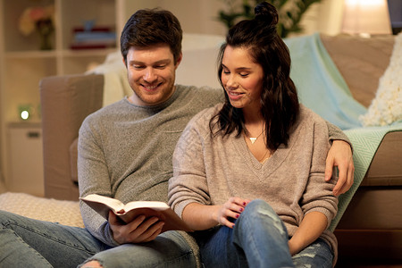 休闲,潮格人们的快乐夫妇家里阅读书籍快乐的夫妇家看书快乐的夫妇家看书图片