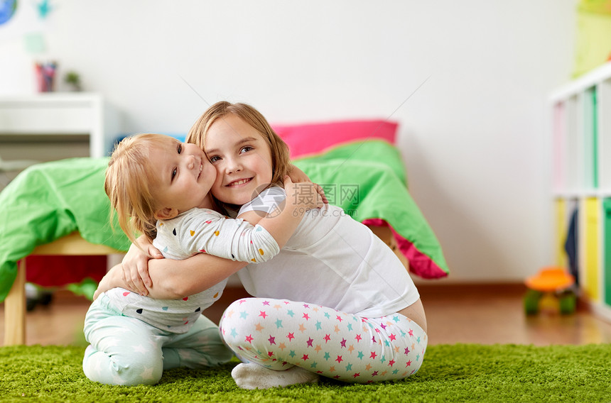 童,家庭,表情人的快乐的小女孩姐妹拥抱家里快乐的小女孩姐妹家里拥抱快乐的小女孩姐妹家里拥抱图片