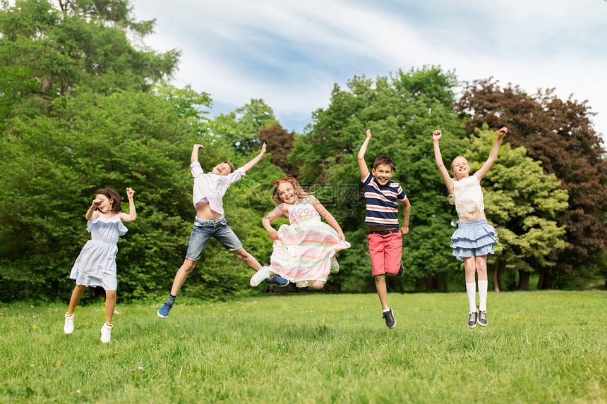 暑假,童兄弟会的快乐的孩子玩得开心,公园里跳跃快乐的孩子们夏天的公园里跳跃快乐的孩子们夏天的公园里跳跃图片
