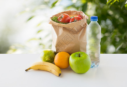 食物,饮食健康饮食纸袋与新鲜水果蔬菜水瓶桌子上的绿色自然背景纸袋上蔬菜食物水纸袋上蔬菜食物水背景图片