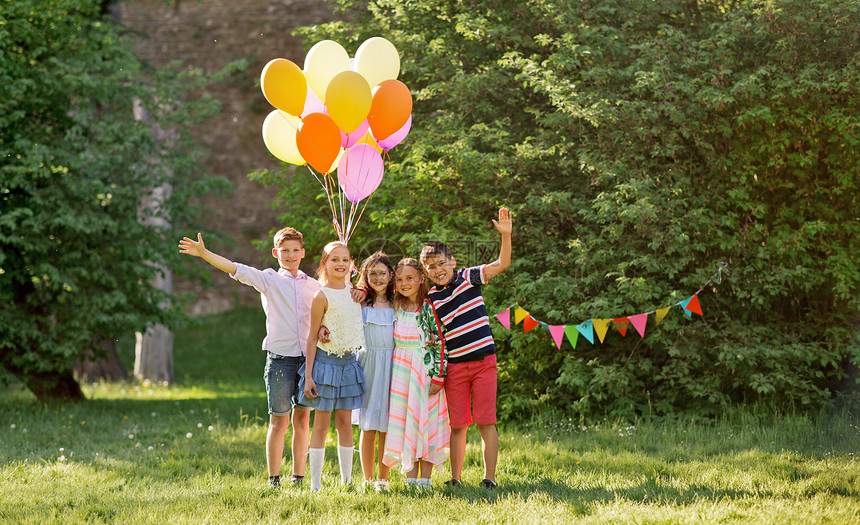 假期,童庆祝快乐的孩子生日聚会上夏季公园快乐的孩子们夏天的生日聚会上带着气球快乐的孩子们夏天的生日聚会图片