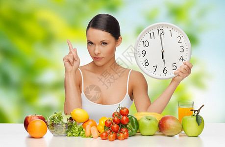 减肥时钟饮食,健康饮食人的妇女与食物时钟六个警告绿色自然背景女人食物时钟六女人食物时钟六背景