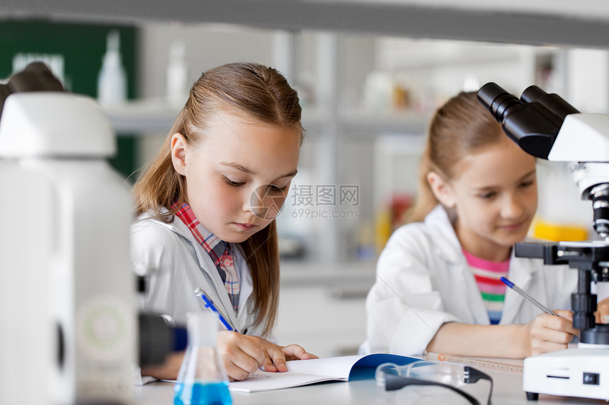 孩子在学校里面做化学实验图片