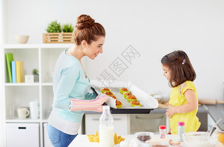 家庭,烹饪人的母亲小女儿家里厨房烤松饼母女俩家烤松饼母女俩家烤松饼图片