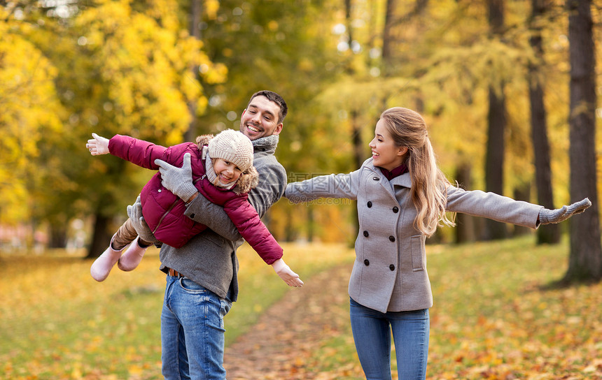 家庭,季节人的快乐的母亲,父亲小女儿秋天的公园玩耍快乐的家庭秋天的公园玩耍快乐的家庭秋天的公园玩耍图片