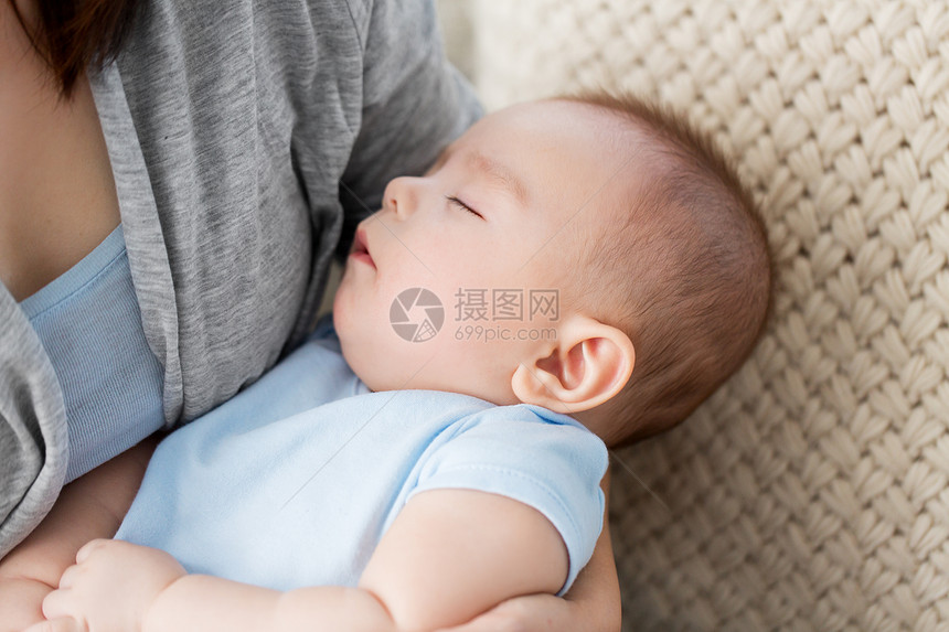 童,童人的亲密的母亲抱着熟睡的亚洲男孩特写母亲抱着熟睡的亚洲男孩特写母亲抱着熟睡的亚洲男孩图片