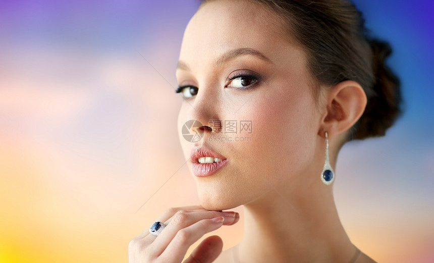 美丽,珠宝,人奢侈的美丽的亚洲妇女新娘与耳环指环的背景戴着耳环指环的漂亮女人戴着耳环指环的漂亮女人图片